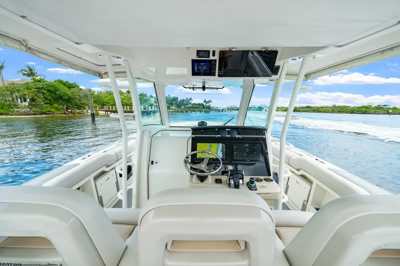 Slide: The Image of Boston Whaler 380 Outrage 2018 - 6076782