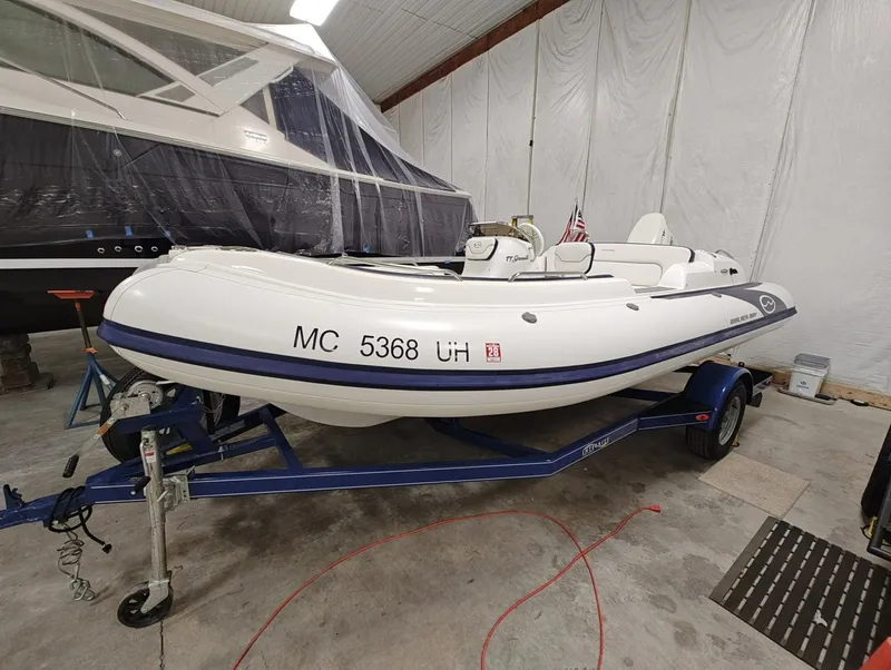The Image of Walker Bay Generation 525 DLX 2019 - undefined