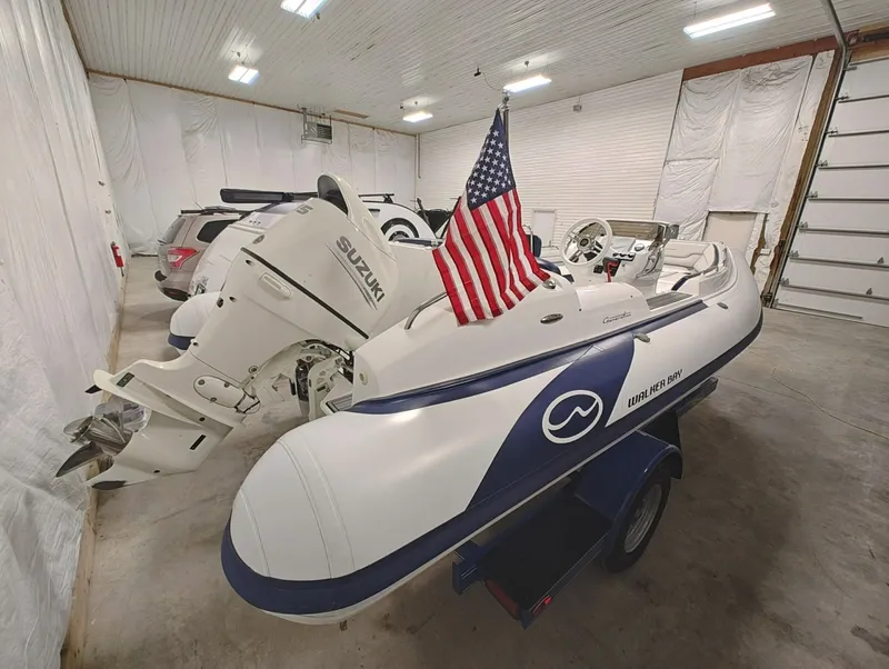 Slide: The Image of Walker Bay Generation 525 DLX 2019 - 6077516