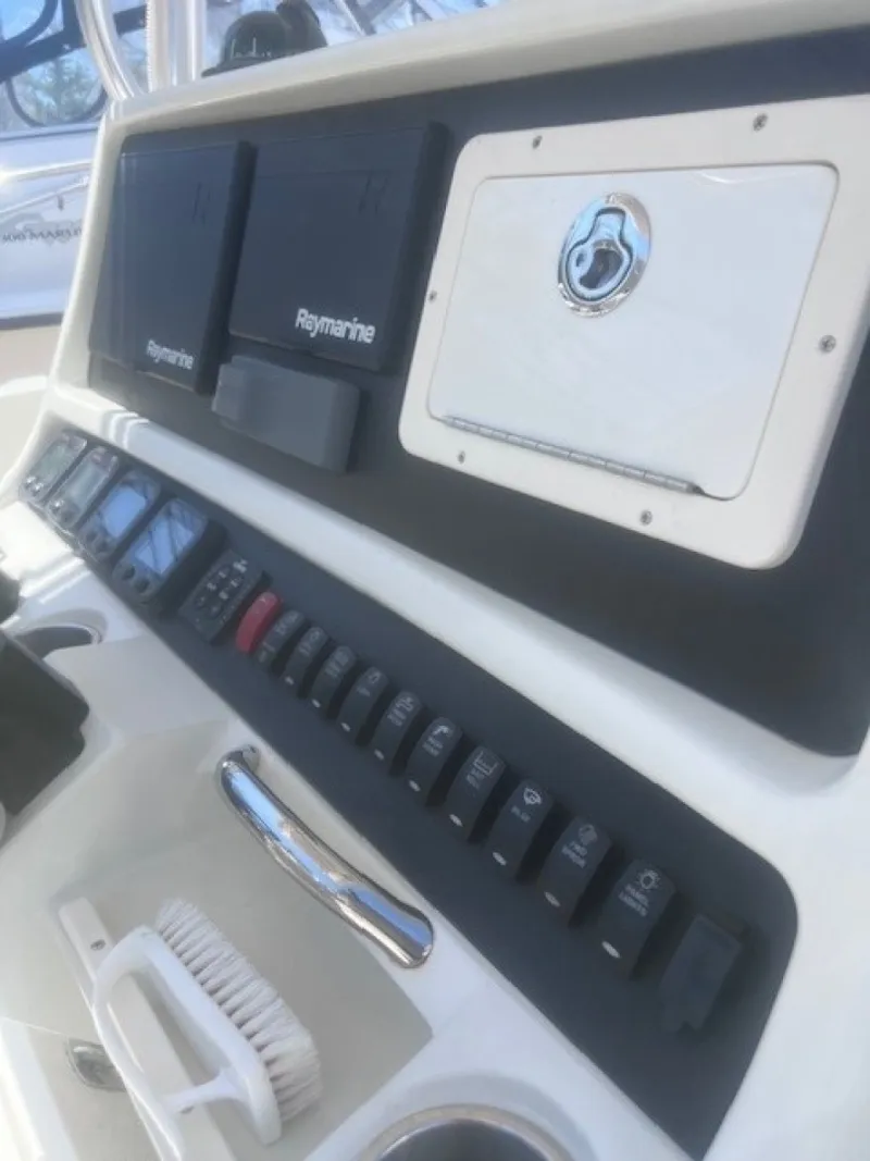 Slide: The Image of Raymarine Instruments - 6078900