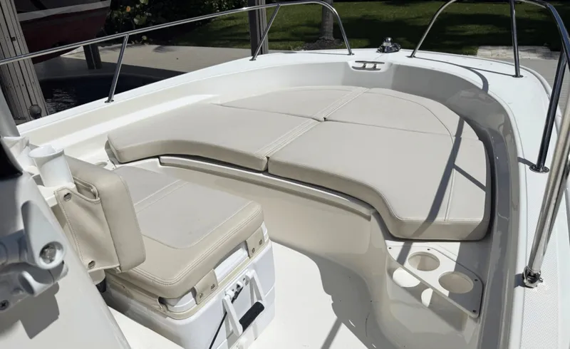 Slide: The Image of Boston Whaler 190 Montauk 2023 - 6078827
