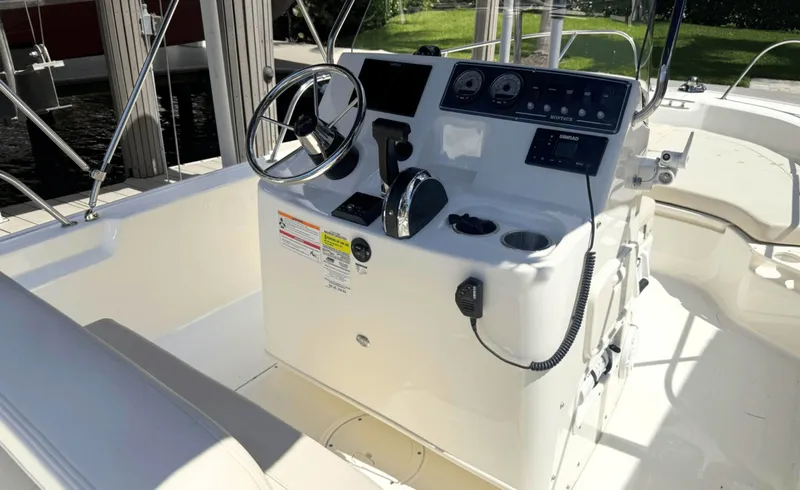Slide: The Image of Boston Whaler 190 Montauk 2023 - 6078829