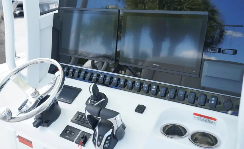 Slide: The Image of Sea Hunt Ultra 305SE 2025 - 6080332