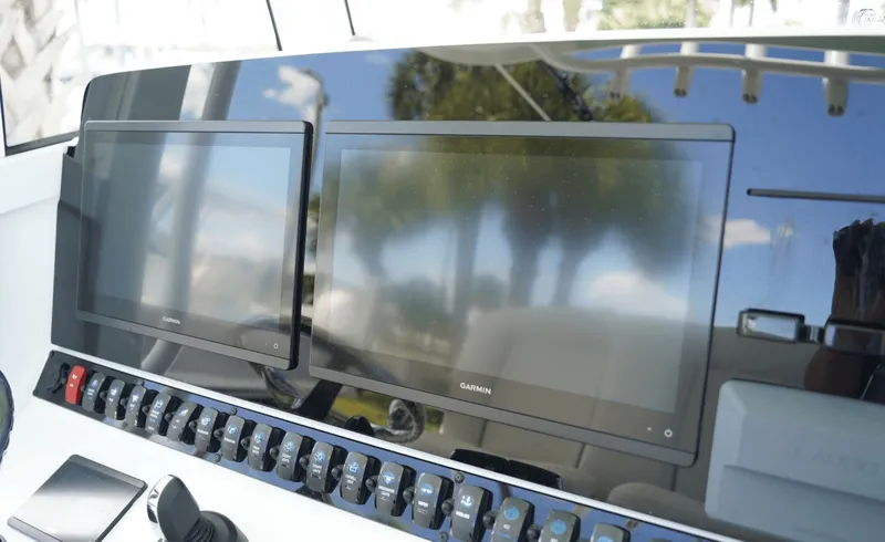 Slide: The Image of Sea Hunt Ultra 305SE 2025 - 6080335