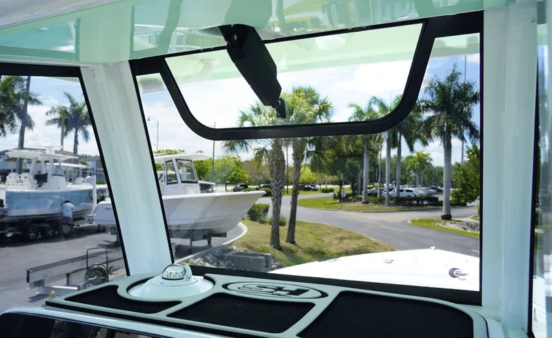 Slide: The Image of Sea Hunt Ultra 305SE 2025 - 6080337