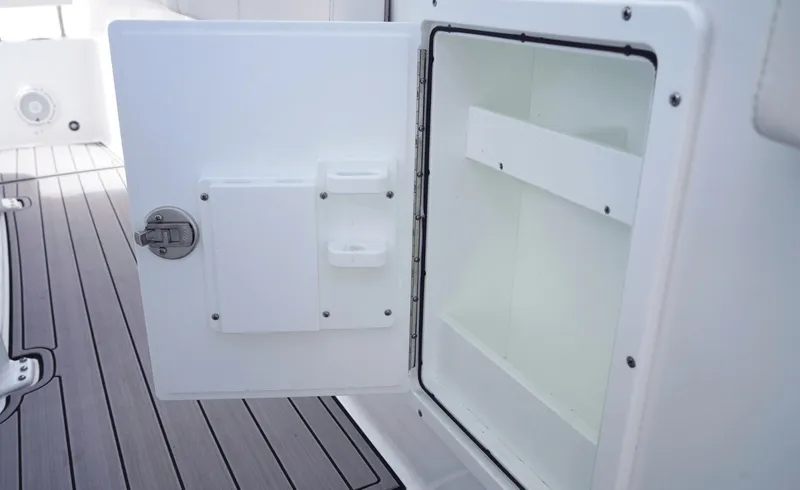 Slide: The Image of Sea Hunt Ultra 305SE 2025 - 6080345