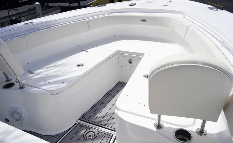 Slide: The Image of Sea Hunt Ultra 305SE 2025 - 6080352