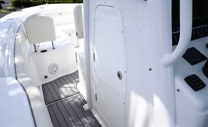 Slide: The Image of Sea Hunt Ultra 305SE 2025 - 6080356