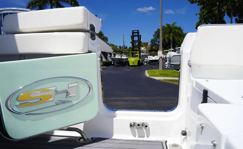 Slide: The Image of Sea Hunt Ultra 305SE 2025 - 6080359