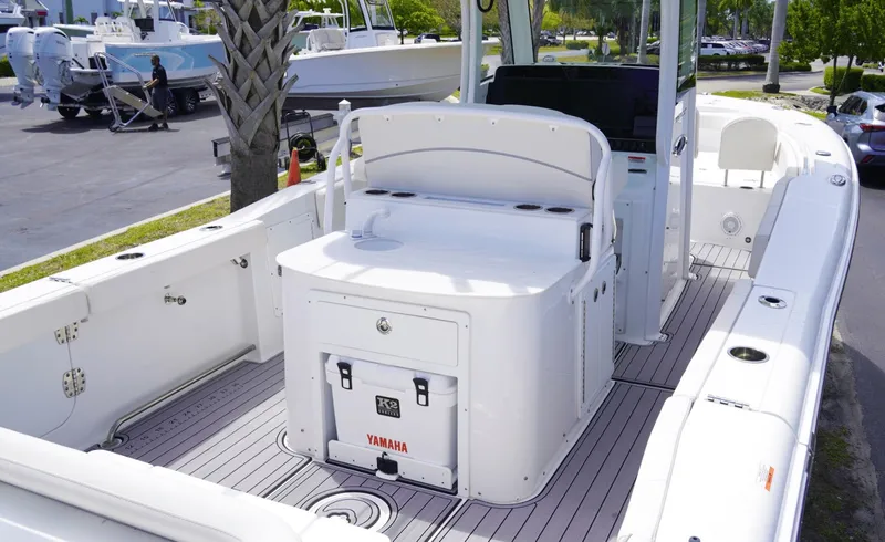Slide: The Image of Sea Hunt Ultra 305SE 2025 - 6080324