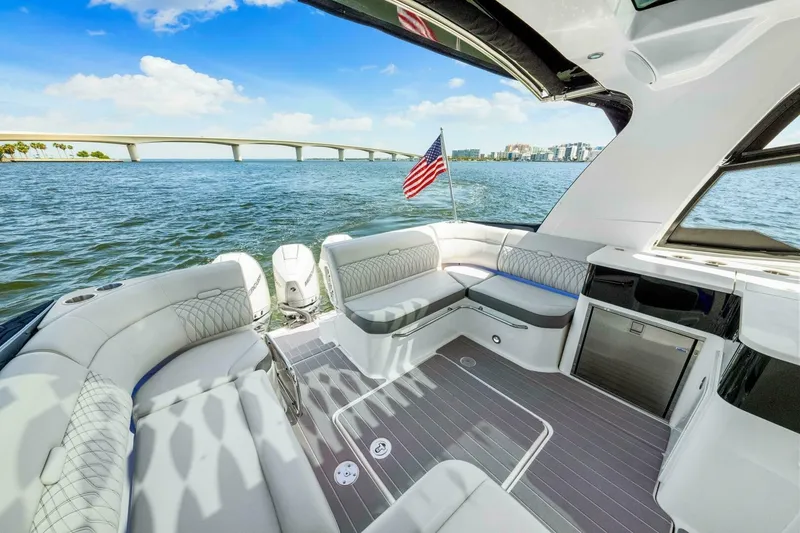 Slide: The Image of 2022 Sea Ray 370 Sundancer - 6081295