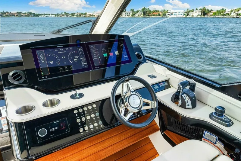 Slide: The Image of 2022 Sea Ray 370 Sundancer - 6081296
