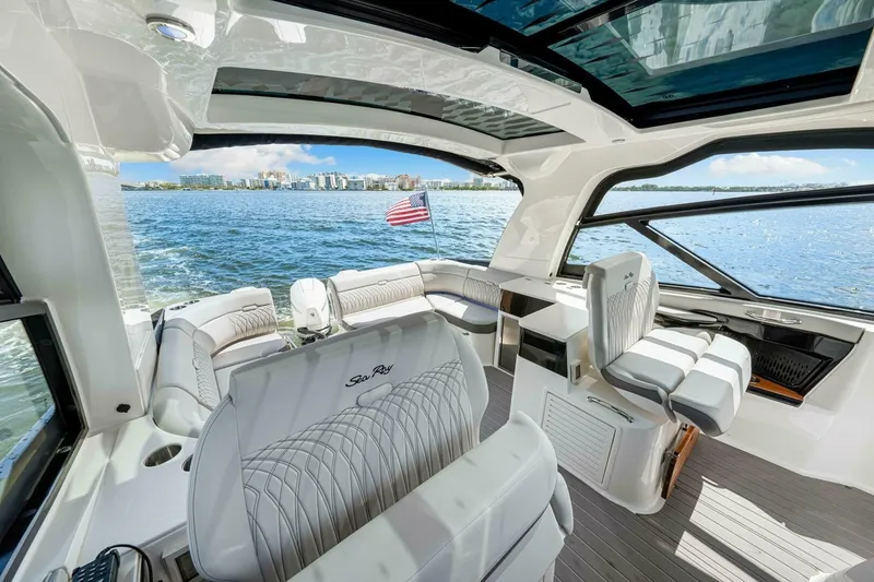 Slide: The Image of 2022 Sea Ray 370 OB  - 6081297