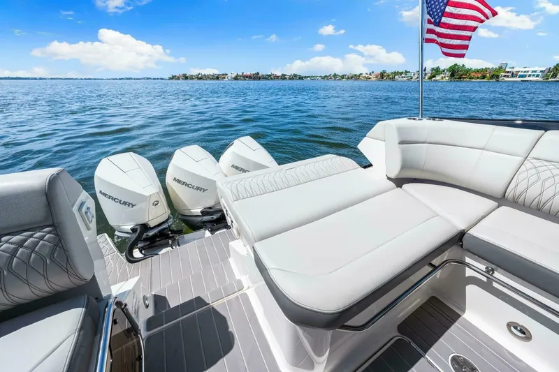 Slide: The Image of 2022 Sea Ray 370 OB  - 6081304