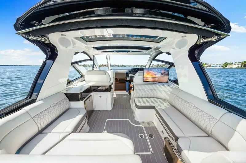 Slide: The Image of 2022 Sea Ray 370 Sundancer 2022 Sea Ray 370 Sundancer - 6081287