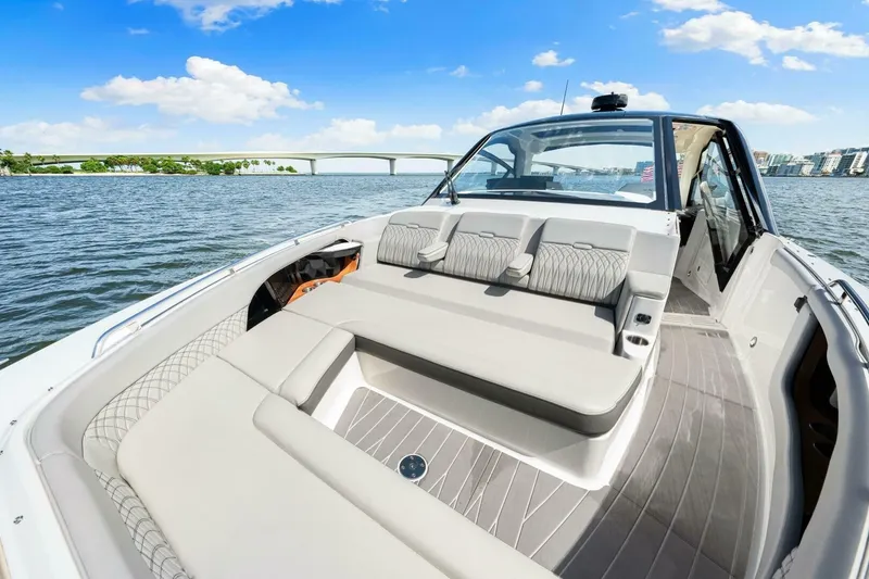 Slide: The Image of 2022 Sea Ray 370 OB  - 6081311