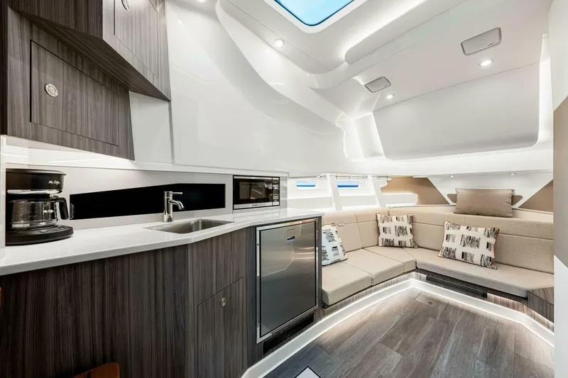 Slide: The Image of 2022 Sea Ray 370 Sundancer  - 6081289