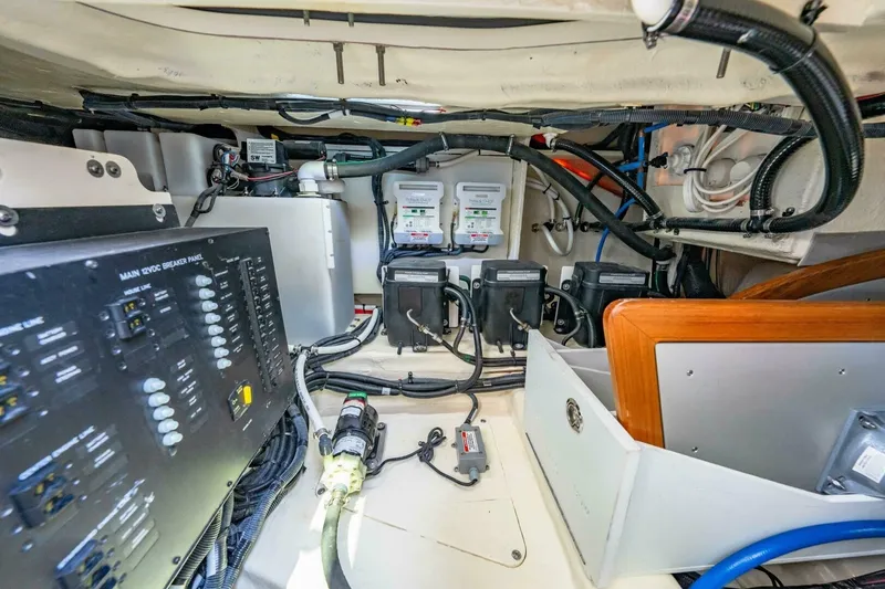 Slide: The Image of 2022 Sea Ray 370 OB  - 6081328