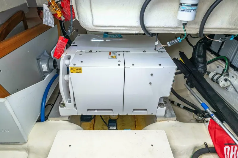Slide: The Image of 2022 Sea Ray 370 OB  - 6081330
