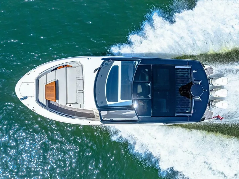 Slide: The Image of 2022 Sea Ray 370 OB  - 6081332