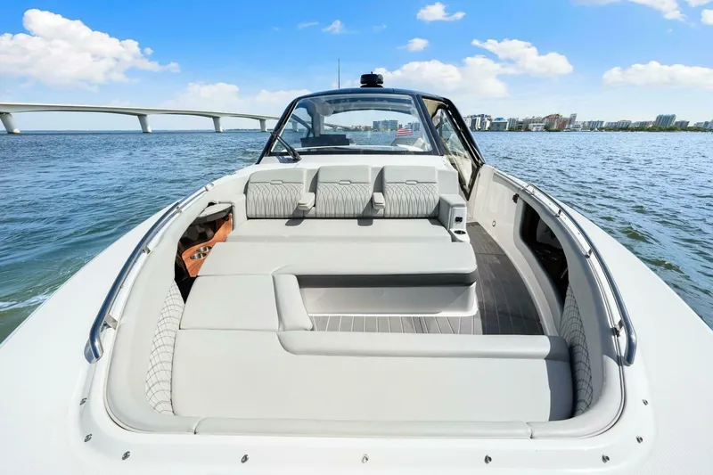 Slide: The Image of 2022 Sea Ray 370 Sundancer - 6081290