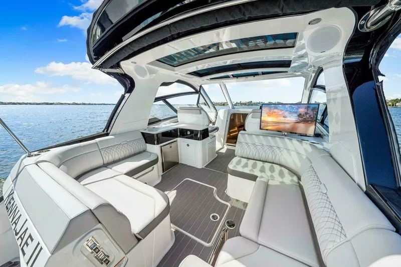 Slide: The Image of 2022 Sea Ray 370 Sundancer - 6081291