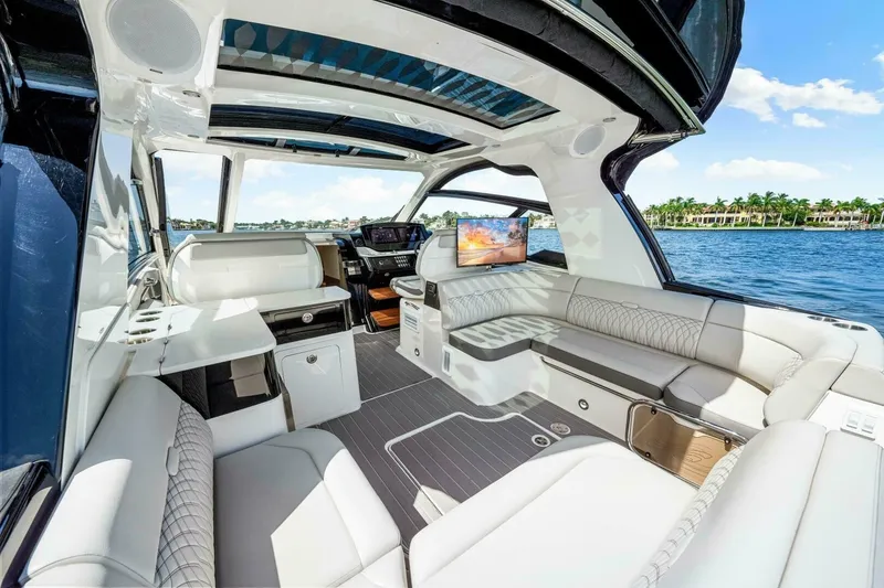 Slide: The Image of 2022 Sea Ray 370 Sundancer - 6081292