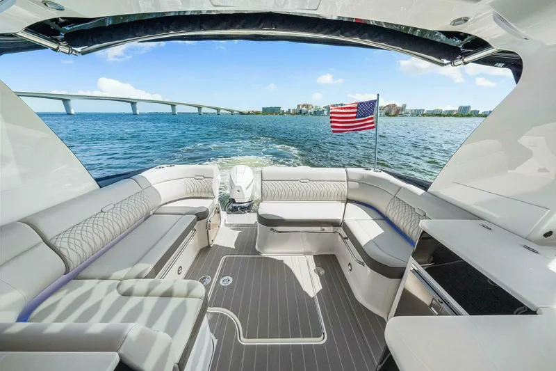 Slide: The Image of 2022 Sea Ray 370 Sundancer - 6081293