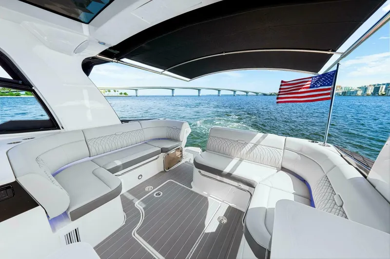 Slide: The Image of 2022 Sea Ray 370 Sundancer - 6081294