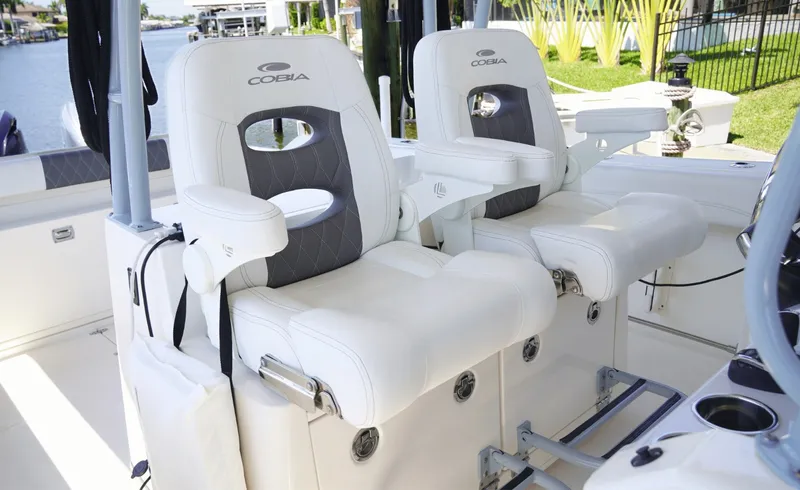 Slide: The Image of Cobia 320CC 2023 - 6080488
