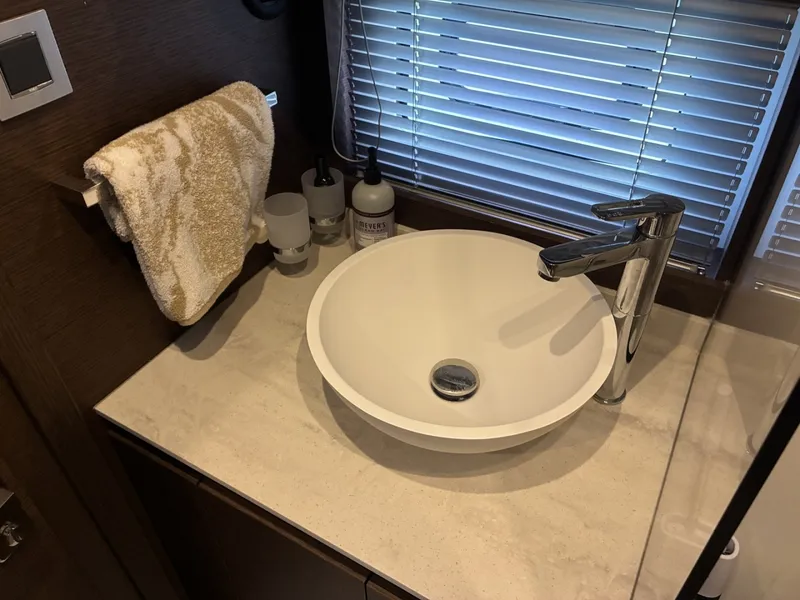 Slide: The Image of 2020 Prestige 420S -  Guest stateroom with large sink - 6081664