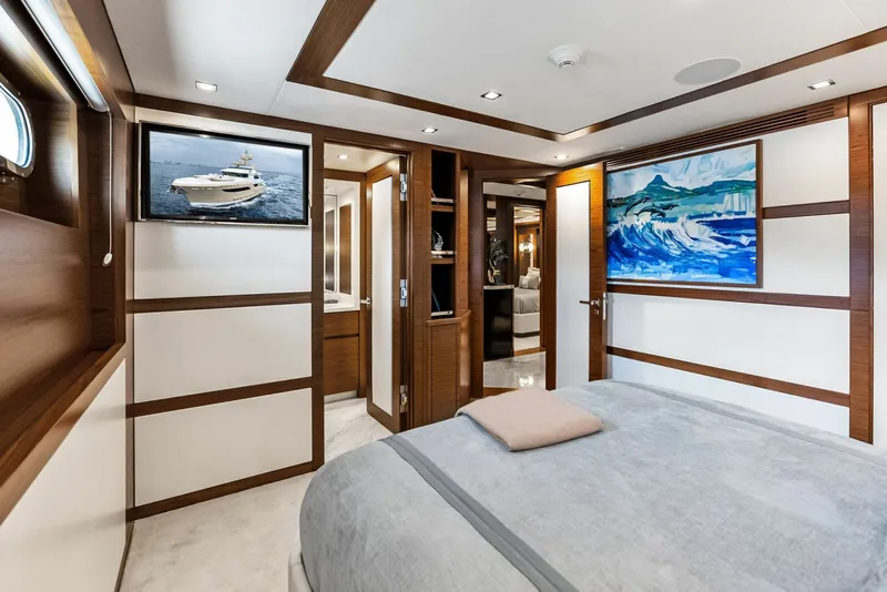 Slide: The Image of VIP II guest cabin, forward view - 6154977