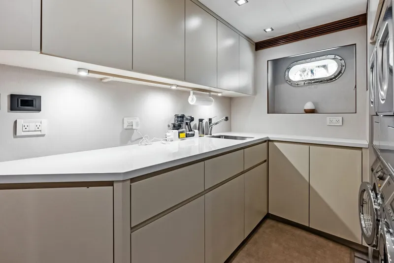 Slide: The Image of Laundry room counterop, aft - 6154981