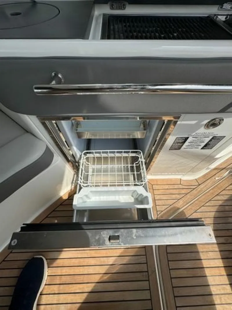 Slide: The Image of Sea Ray Sundancer 320 Outboard 2021 - 6085332