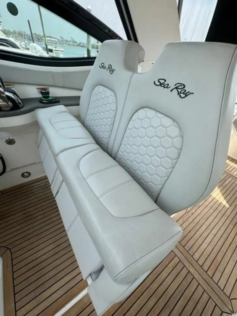 Slide: The Image of Sea Ray Sundancer 320 Outboard 2021 - 6085312