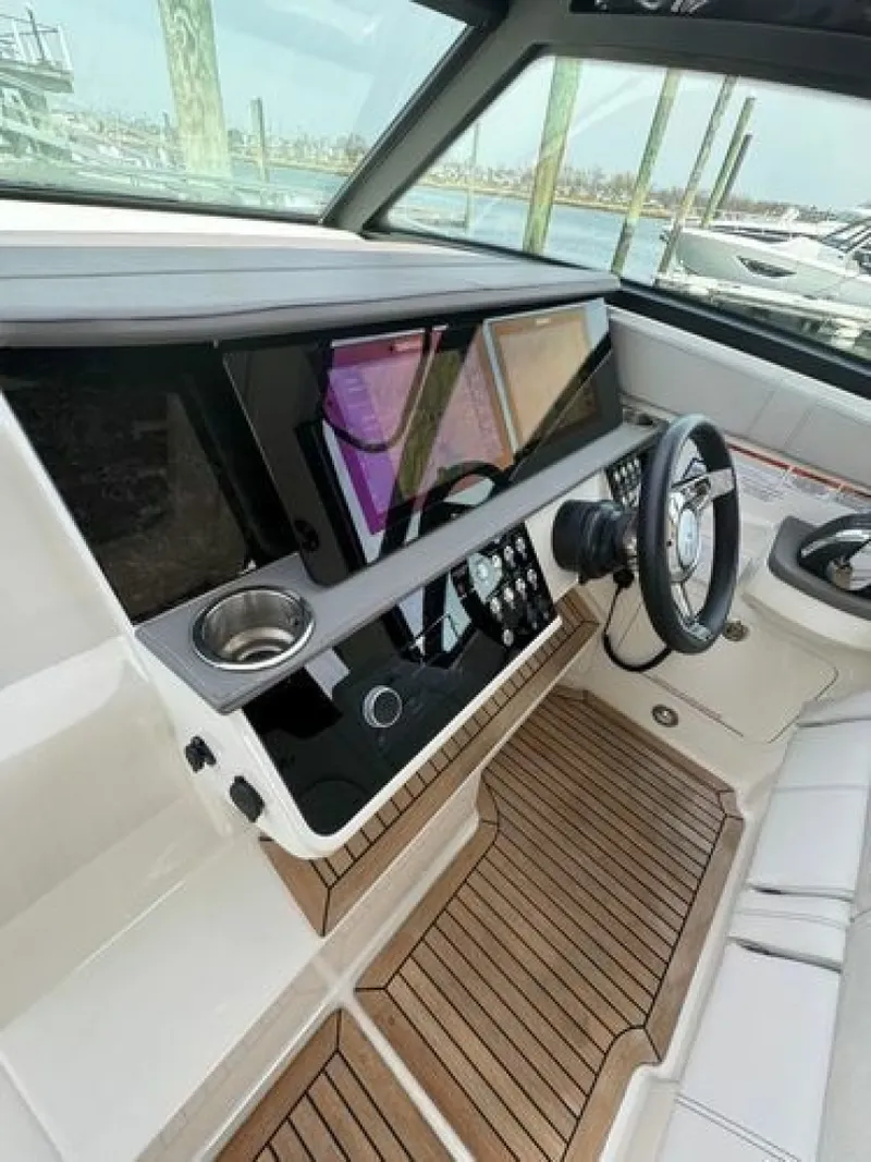 Slide: The Image of Sea Ray Sundancer 320 Outboard 2021 - 6085314