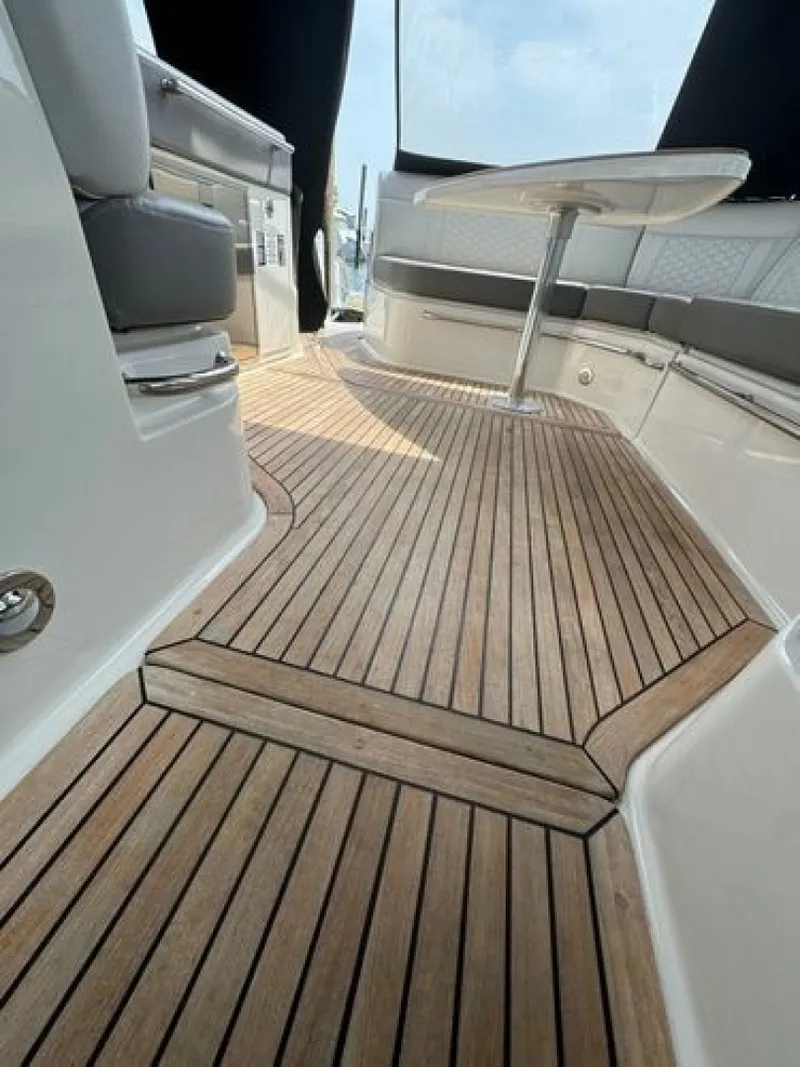 Slide: The Image of Sea Ray Sundancer 320 Outboard 2021 - 6085310