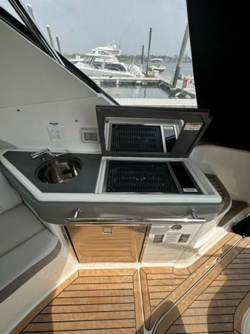 Slide: The Image of Sea Ray Sundancer 320 Outboard 2021 - 6085309
