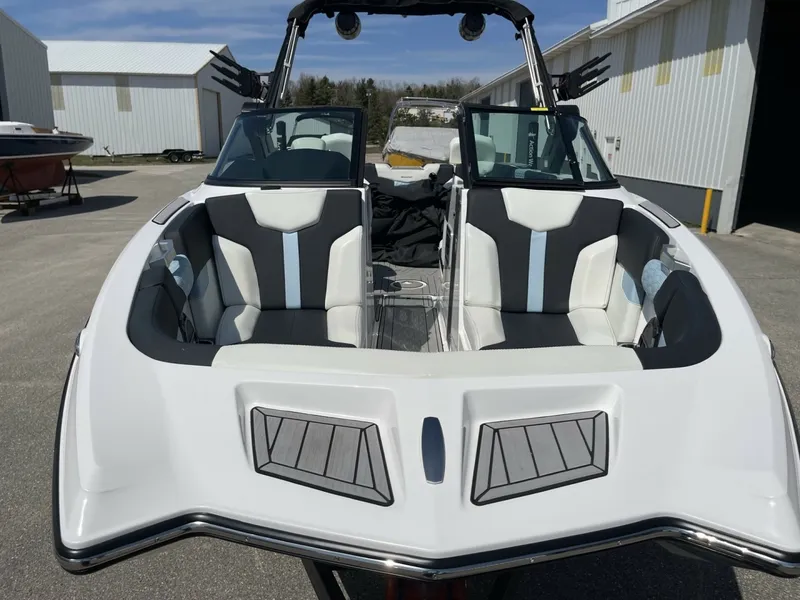 Slide: The Image of Mastercraft XT24 2022 - 6085502