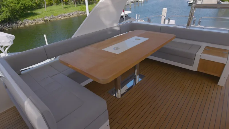 Slide: The Image of 2014 Pre Owned 78 Fairline.00_00_31_21.Still004 - 6085667