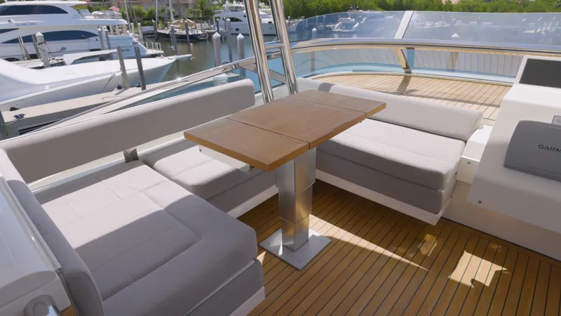 Slide: The Image of 2014 Pre Owned 78 Fairline.00_00_29_14.Still006 - 6085669