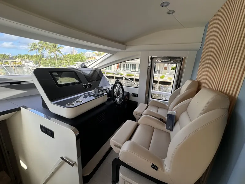 Slide: The Image of Azimut 69 2025 - 6087499