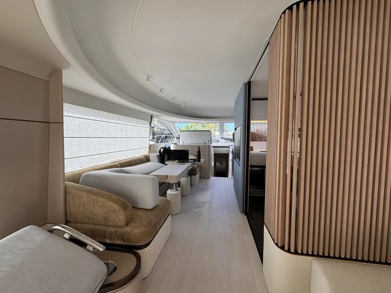 Slide: The Image of Azimut 69 2025 - 6087498