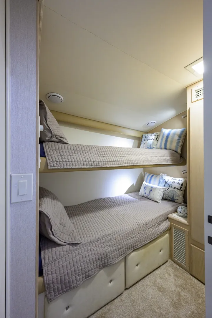 Slide: The Image of Hatteras 46 - Headwinds 1992 Hatteras 46 - Convertible - Headwinds - 6106117