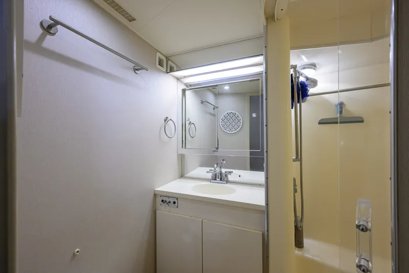 Slide: The Image of Hatteras 46 - Headwinds 1992 Hatteras 46 - Convertible - Headwinds - 6106123