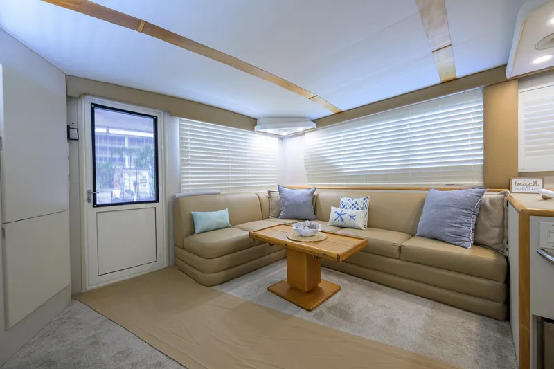 Slide: The Image of Hatteras 46 - Headwinds 1992 Hatteras 46 - Convertible - Headwinds - 6106131