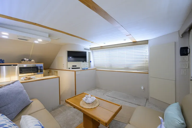 Slide: The Image of Hatteras 46 - Headwinds 1992 Hatteras 46 - Convertible - Headwinds - 6106133