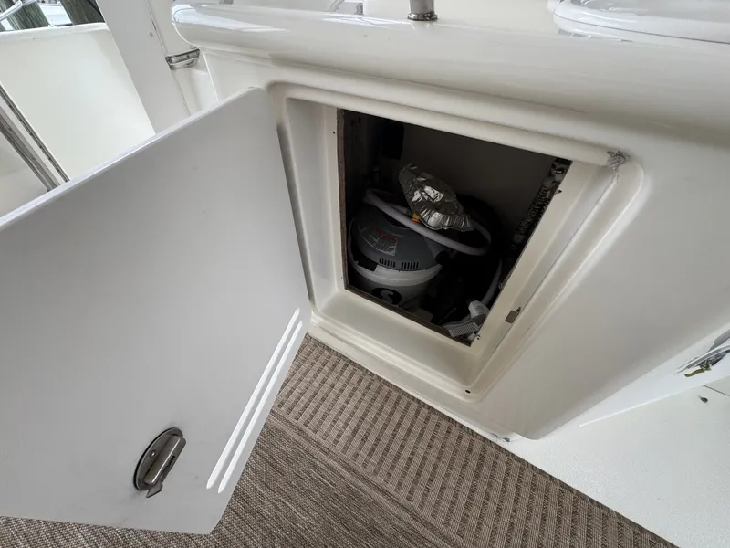 Slide: The Image of Sea Ray 380 Aft Cabin 2001 - 6104807