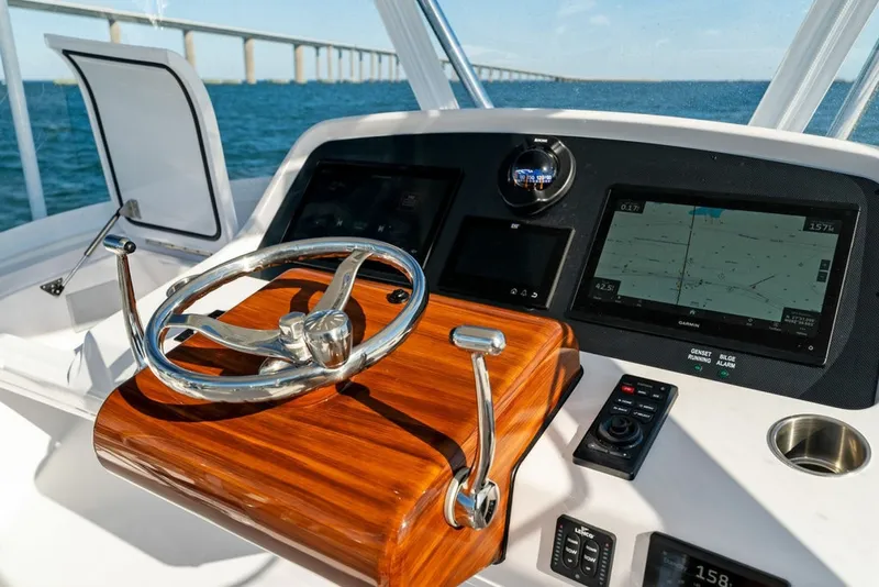 Slide: The Image of Bertram 35 Flybridge 2027 - 6106503
