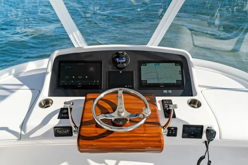 Slide: The Image of Bertram 35 Flybridge 2027 - 6106504